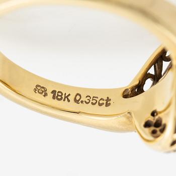 Ring 18K gold with a cultured pearl and round brilliant-cut diamonds.