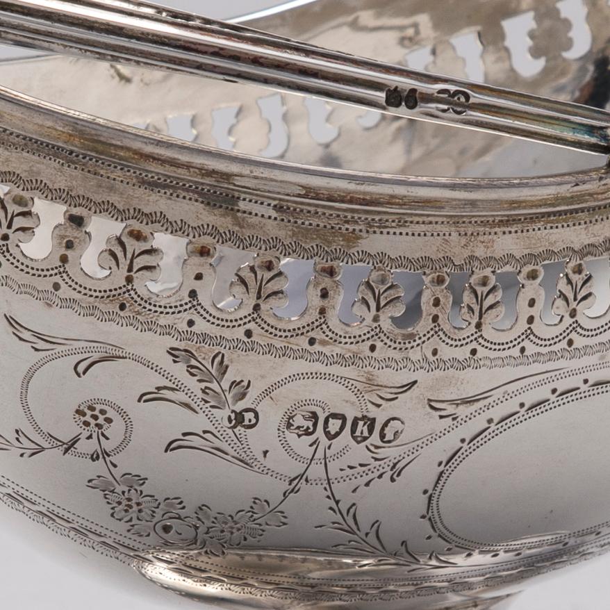 BONBONJÄR, sterlingsilver, London 1885. Vikt 184 g.