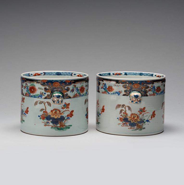 A pair of imari wine coolers, Qing dynasty Kangxi (1662-1722).