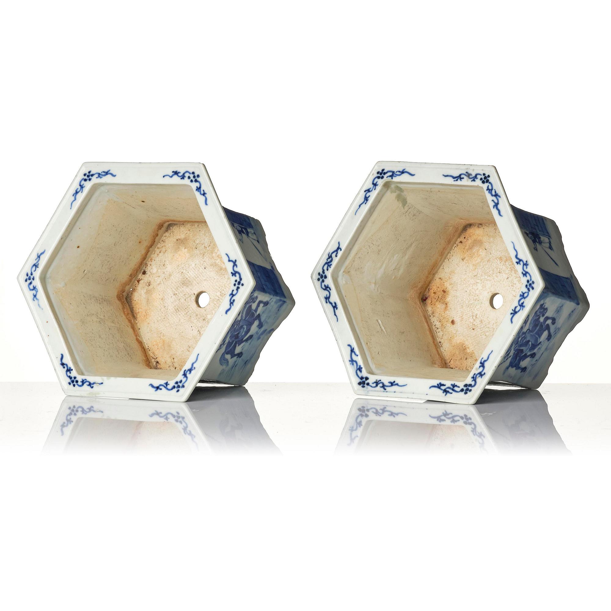 A pair of blue and white jardinieres, Qing dynasty, 19th century.