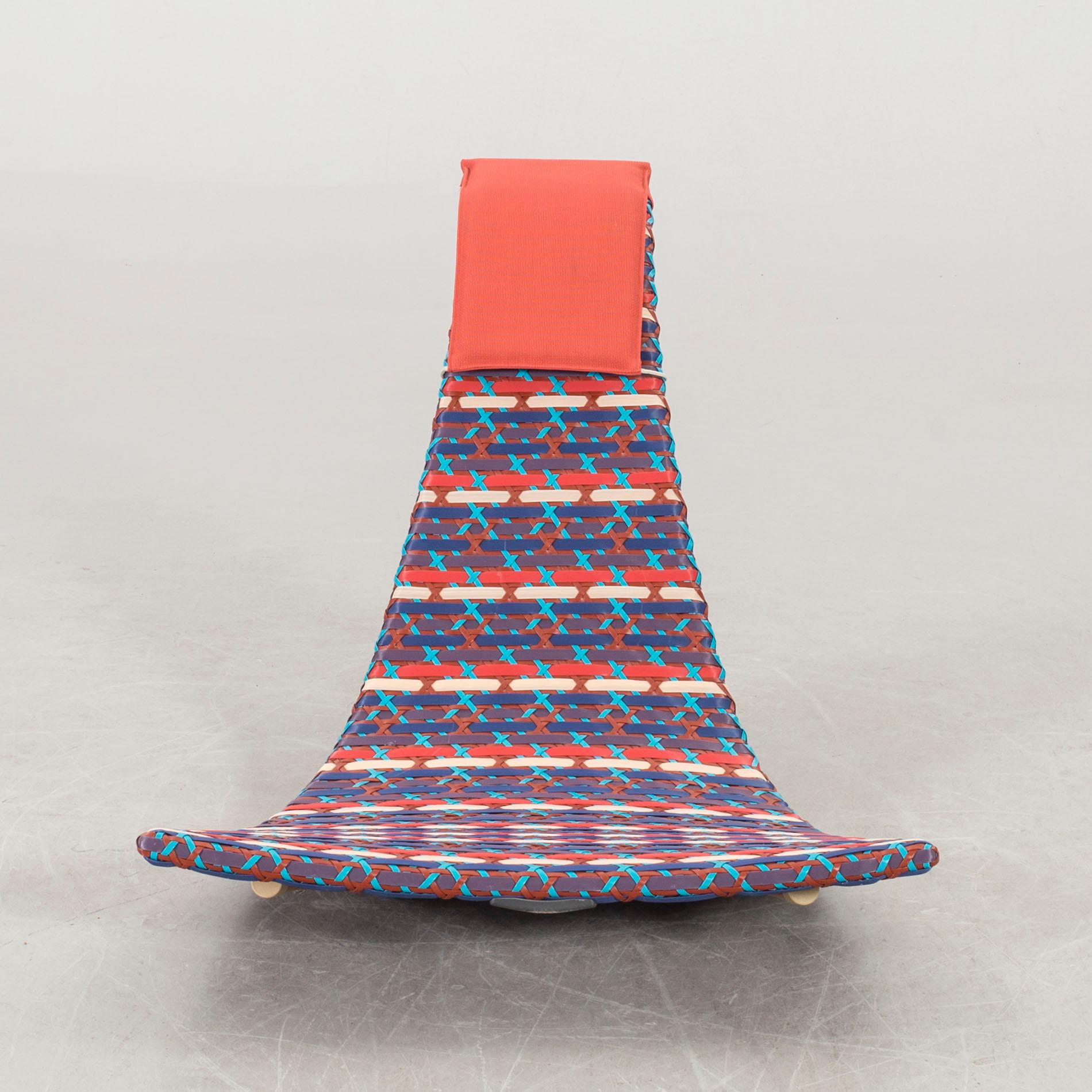 Fedro Colibri Floor rocker by DEDON.