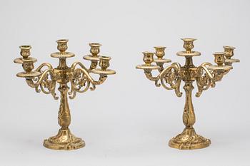 KANDELABRAR, ett par, rokokostil. 1900-talets andras hälft.