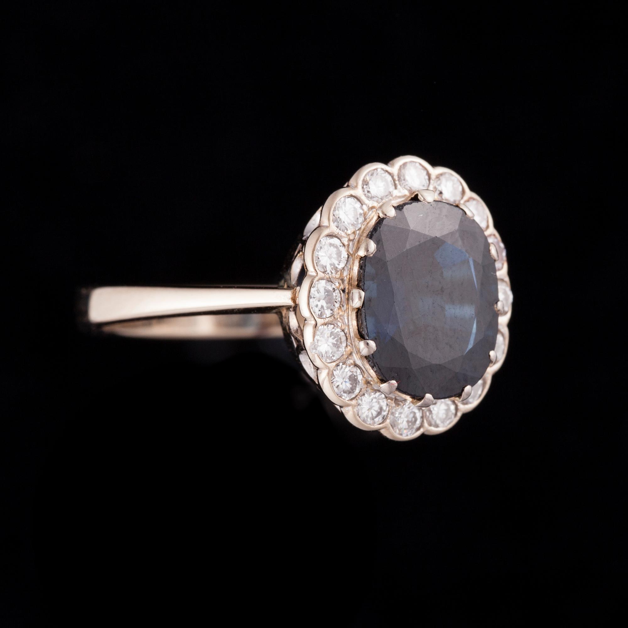 RING, 18K vitguld, safir, diamanter. E. Lindroos. Vikt ca 4,5 g.