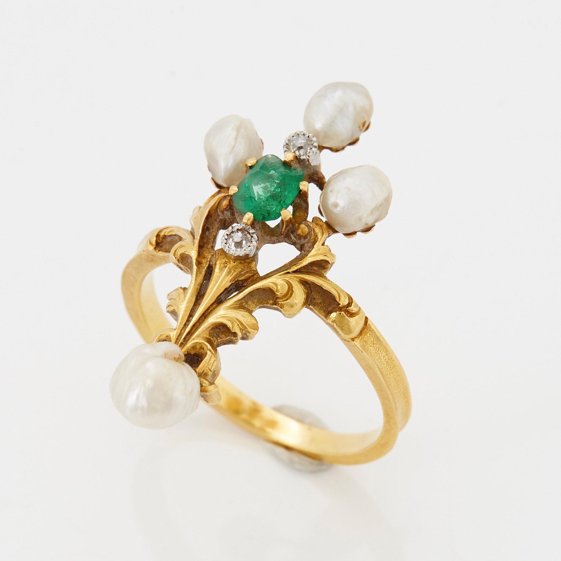 Ring 18K guld med en smaragd, pärlor samt gammalslipade diamanter.