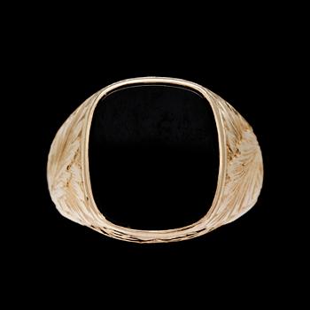 KLACKRING, guld och onyx, Polen. Ca 18 g.