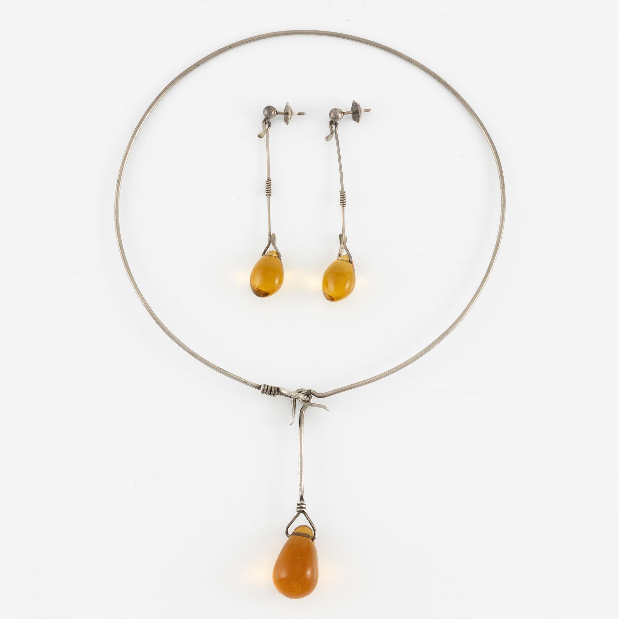 Vivianna Torun Bülow-Hübe, collier och örhängen, silver med bärnstensfärgade glasdroppar.