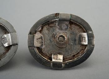 2 EMBLEM, förgyllt silver, niello. Moskva 1827. Mästarstämpel A.G.Vikt 33,5 g.