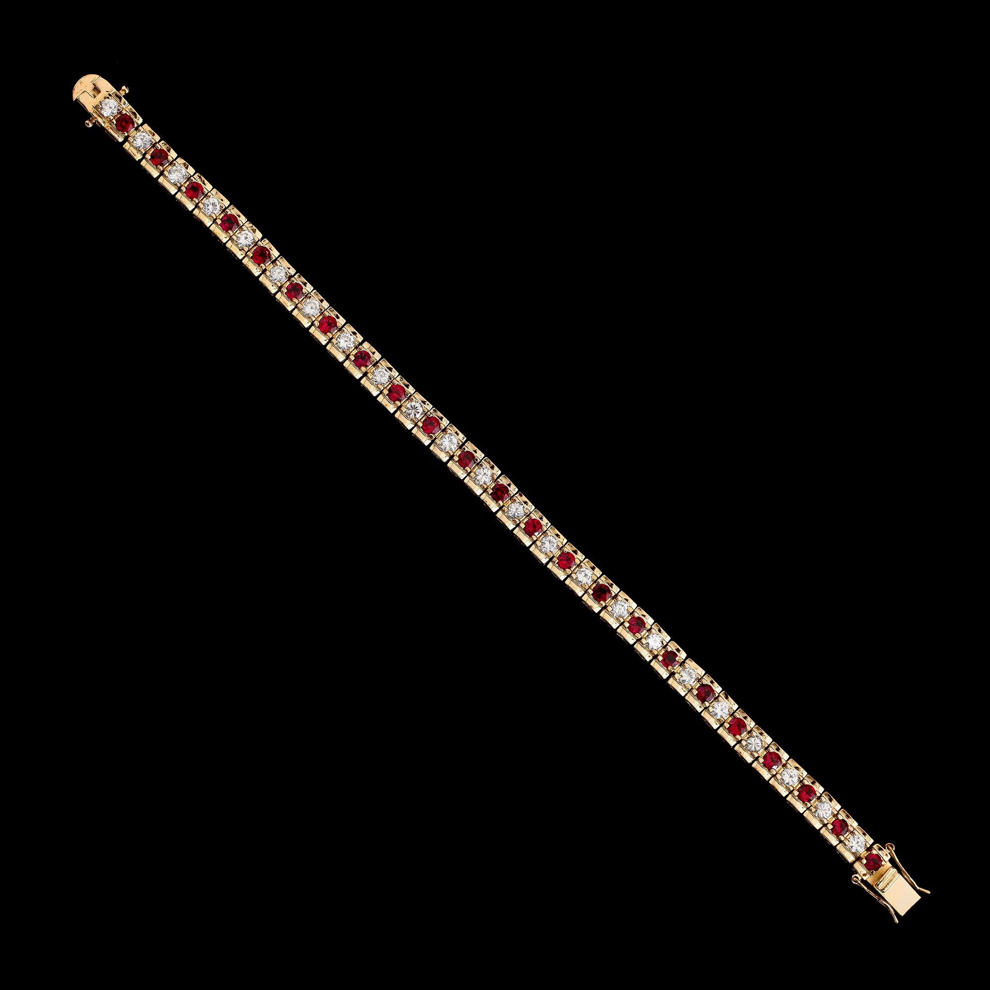 ARMBAND, förgyllt sterlingsilver, granater tot ca 2.89 ct, vita topaser tot ca 2.89 ct.
