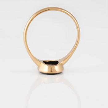 RING, 18K guld samt slipad onyx, Göteborg, 1940. Vikt 3,8 gram.