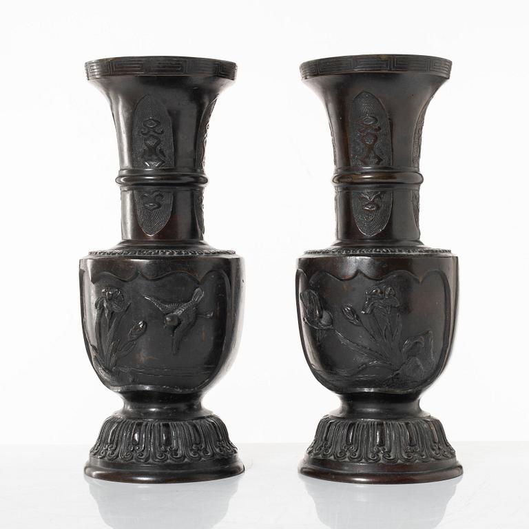 Vaser, ett par, brons, Japan, Meiji (1868-1912).