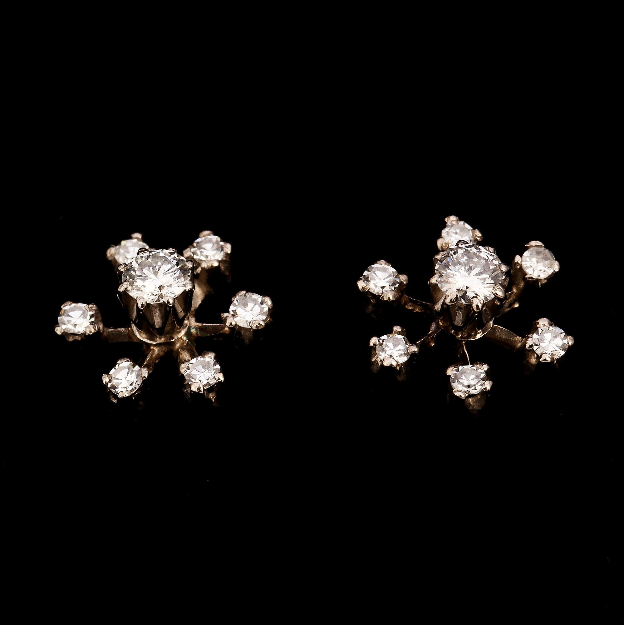 ÖRHÄNGEN, 18k vitguld med  2 briljantslipade diamanter och 12 åttkantslipade diamanter, tot ca 0.8 ct. Vikt 2 g.