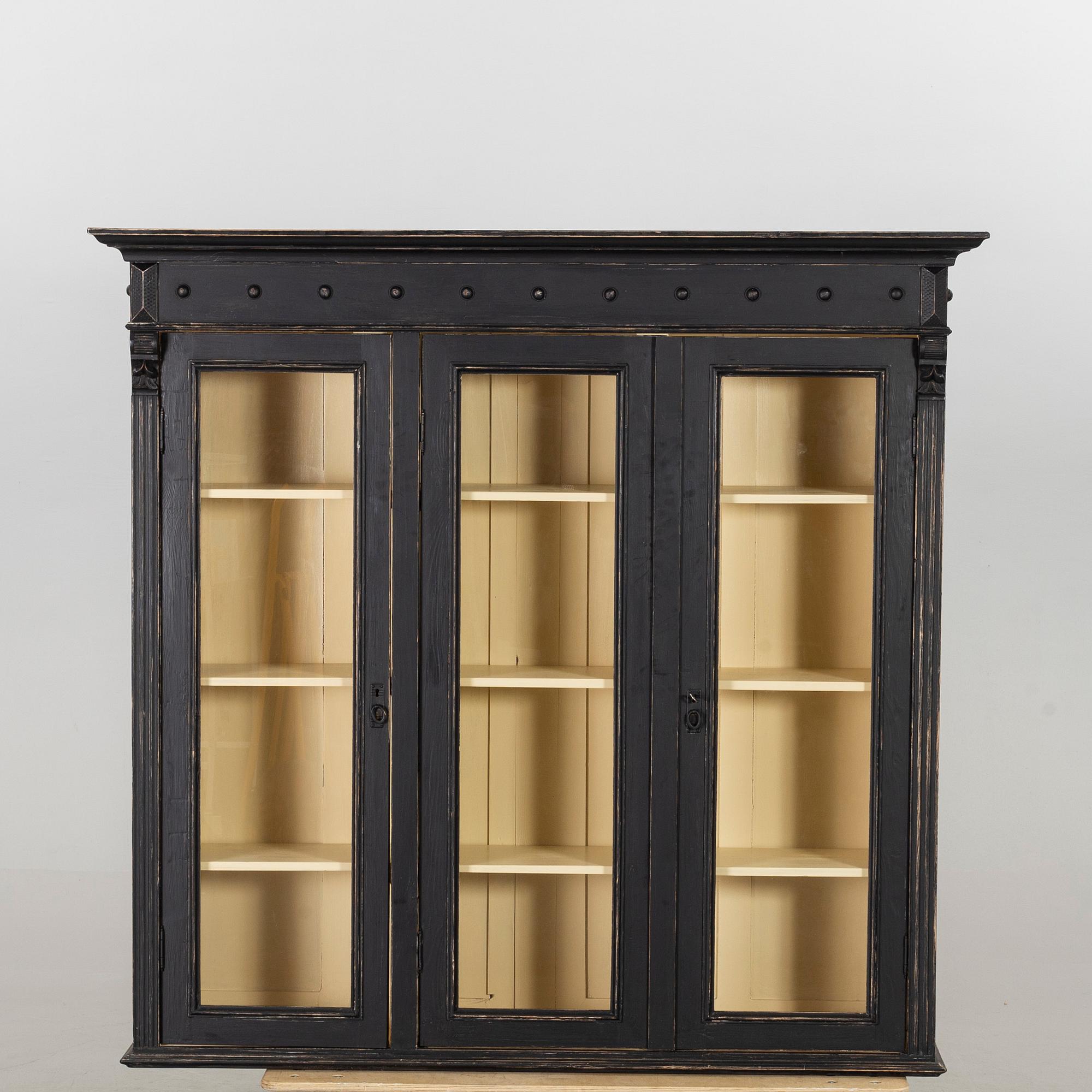 Display cabinet, neo-Renaissance, early 20th century.