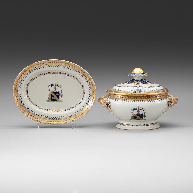 SMÖRTERRIN med LOCK och FAT, kompaniporslin. Qing dynastin, Jiaqing (1792-1820).