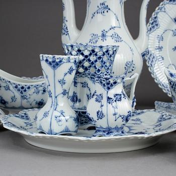 SERVISDELAR, porslin, 66 delar, "Musselmalet", Royal Copenhagen.