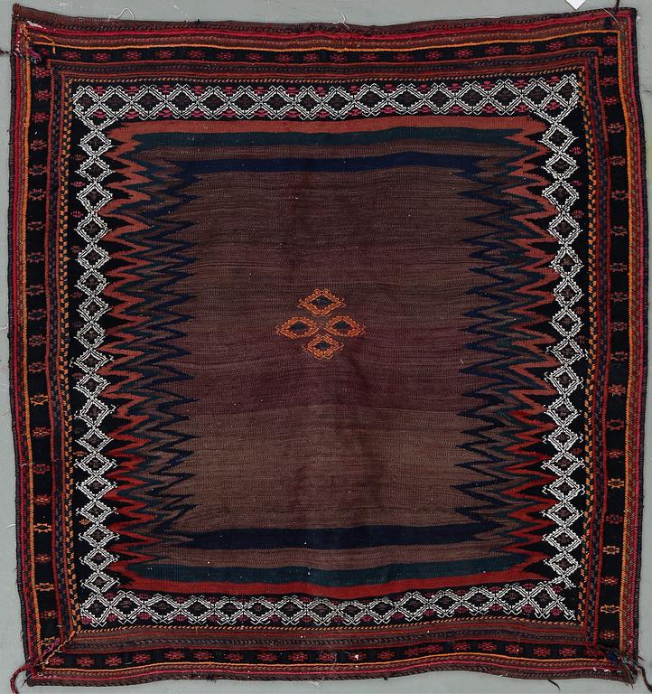 SOFREH, semiantik/old, persisk, ca 131x128 cm.