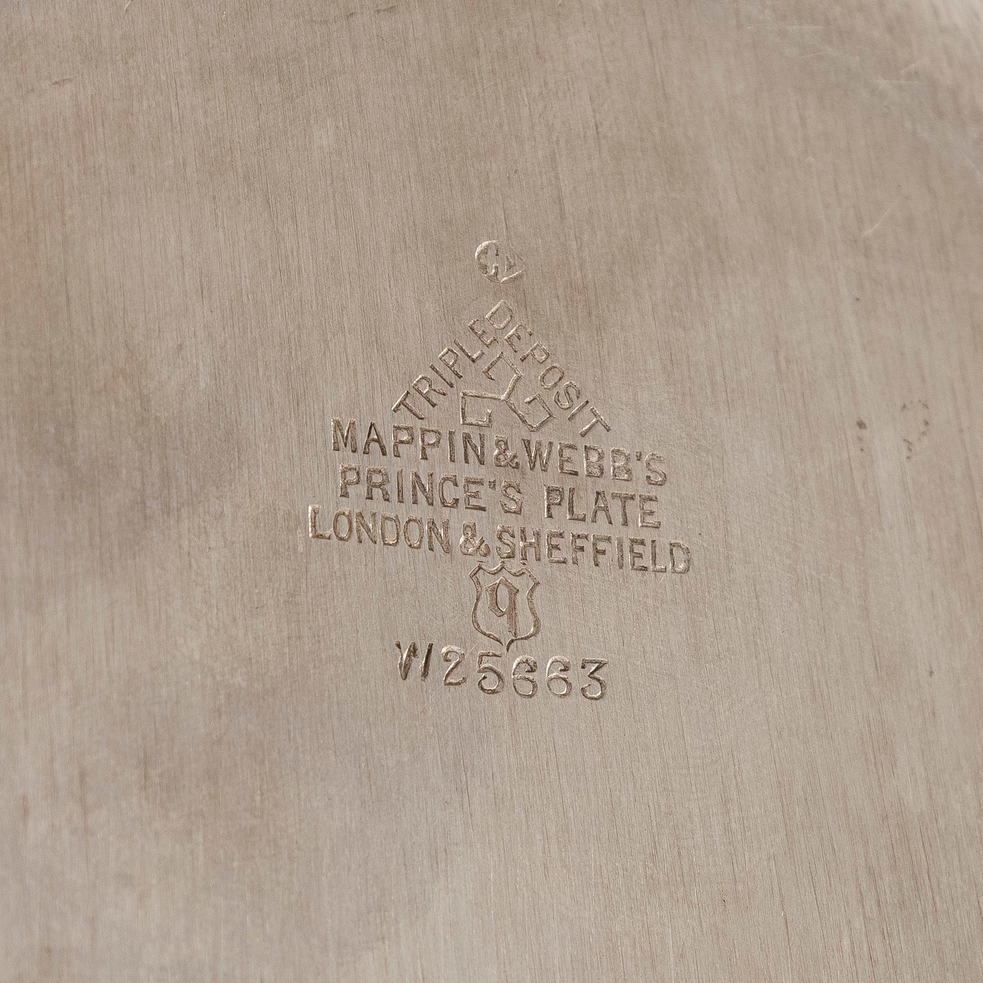 Karott med lock, försilvrad, England, 1900-talets första hälft.