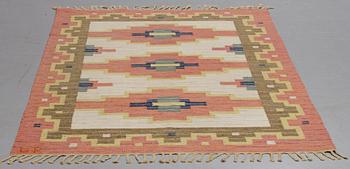 A carpet, flat weave, ca 239-241 x 166,5-168 cm, signed GK. Sweden around 1960.