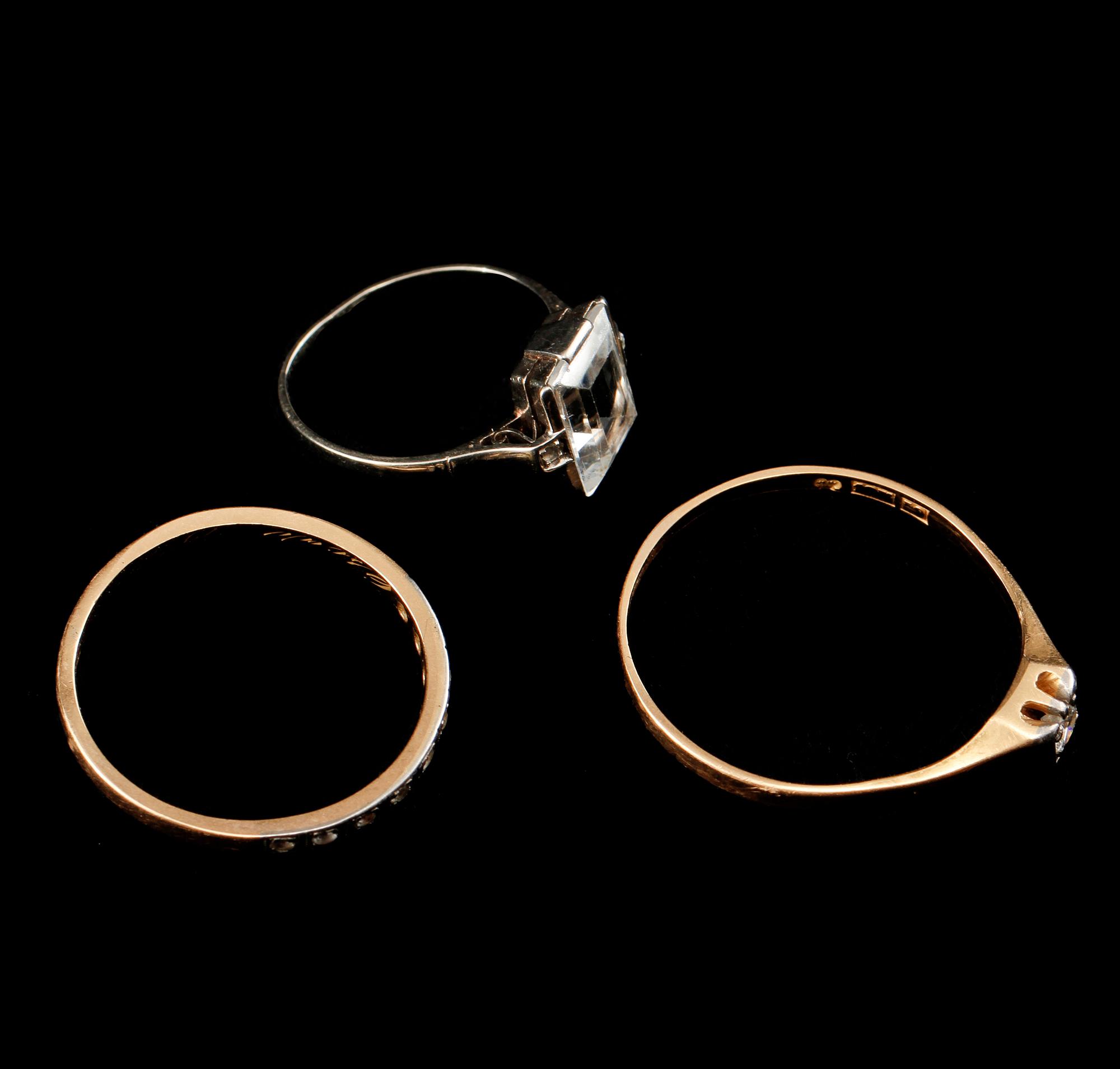 RINGAR, 3 st, 18k vitguld och vitguld med bergkristall samt diamant, Göteborg, 1900-talets andra hälft.