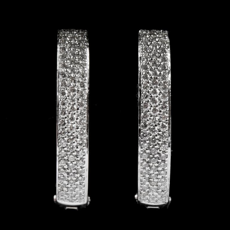 ÖRHÄNGEN, ett par ovala ringar, 18k vitguld, briljantslipade diamanter tot ca0,50ct. Vikt 5,3g.