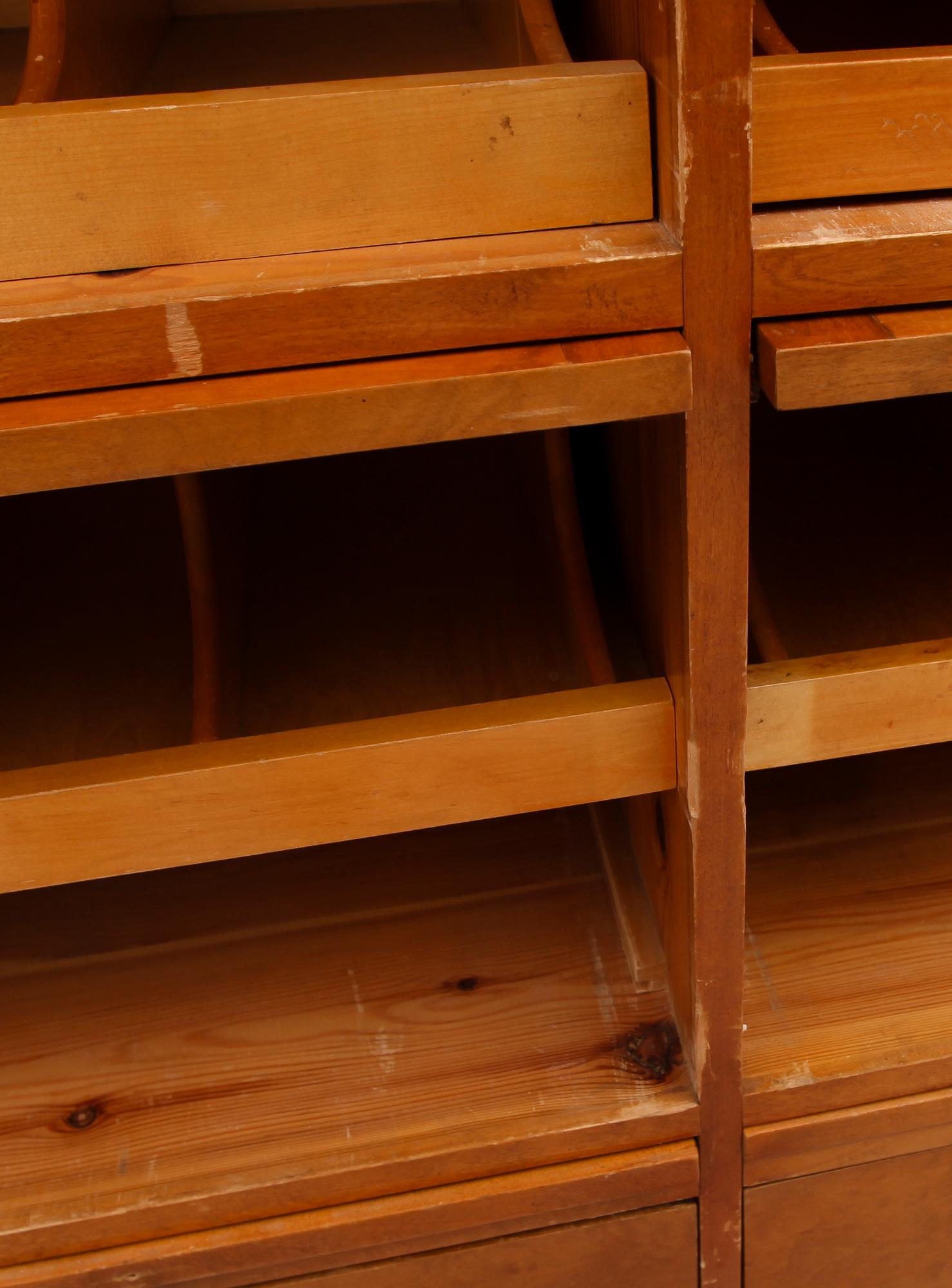 BUTIKSSKÅP, 1900- talets första hälft.