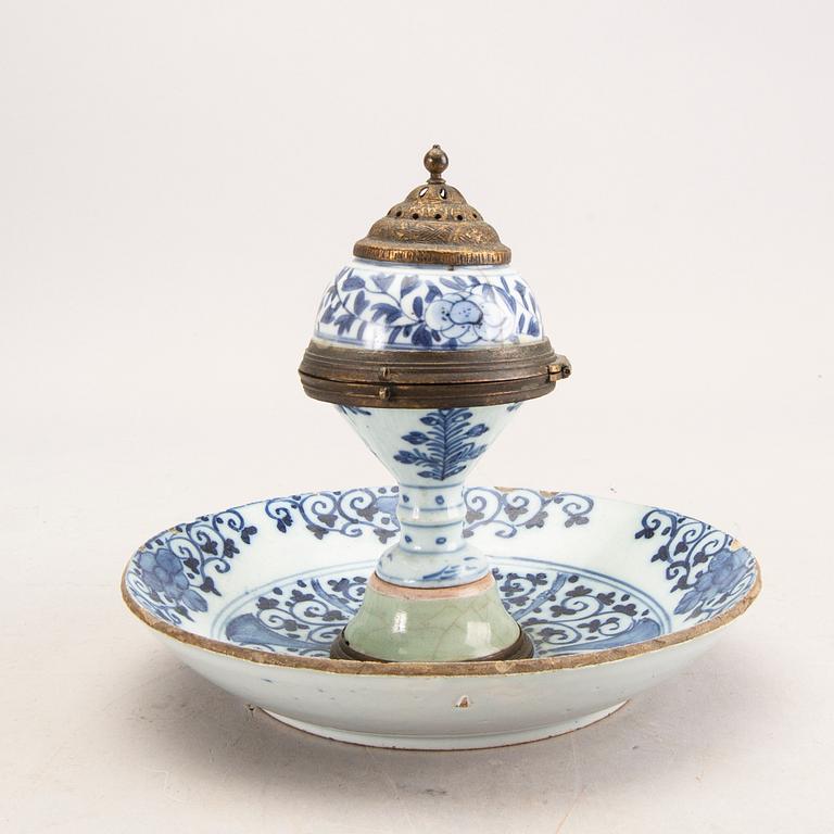 A 17th/19th century Dutch/Chinese porcelain censer.