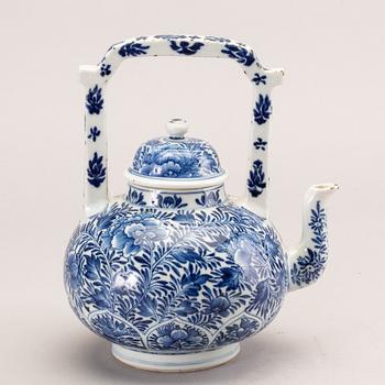 A large blue and white tea pot with cover, Qing dynasty, Kangxi (1662-1722).