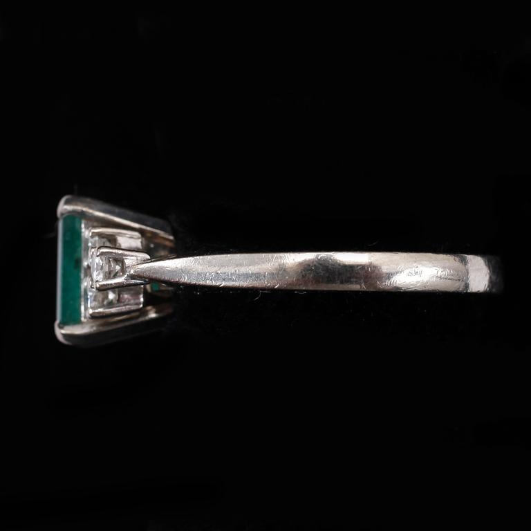 RING, 18k vitguld med smaragd och briljantslipade diamanter tot ca0,21ct. Vikt 5g.