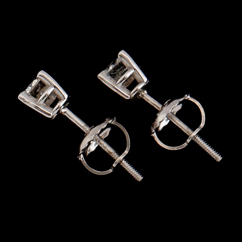 ÖRHÄNGEN, 1 par, 14 k vitguld. Briljantslipade diamanter tot ca 0.33 ct.