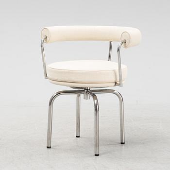 A LC 7 swivel chair by Charlotte Perriand & Pierre Jeanneret & Le Corbusier for Cassina, designed in 1927.