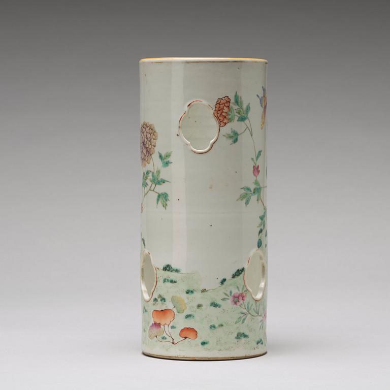 PERUKSTOCK/VAS, porslin. Qingdynastin, omkring 1900.