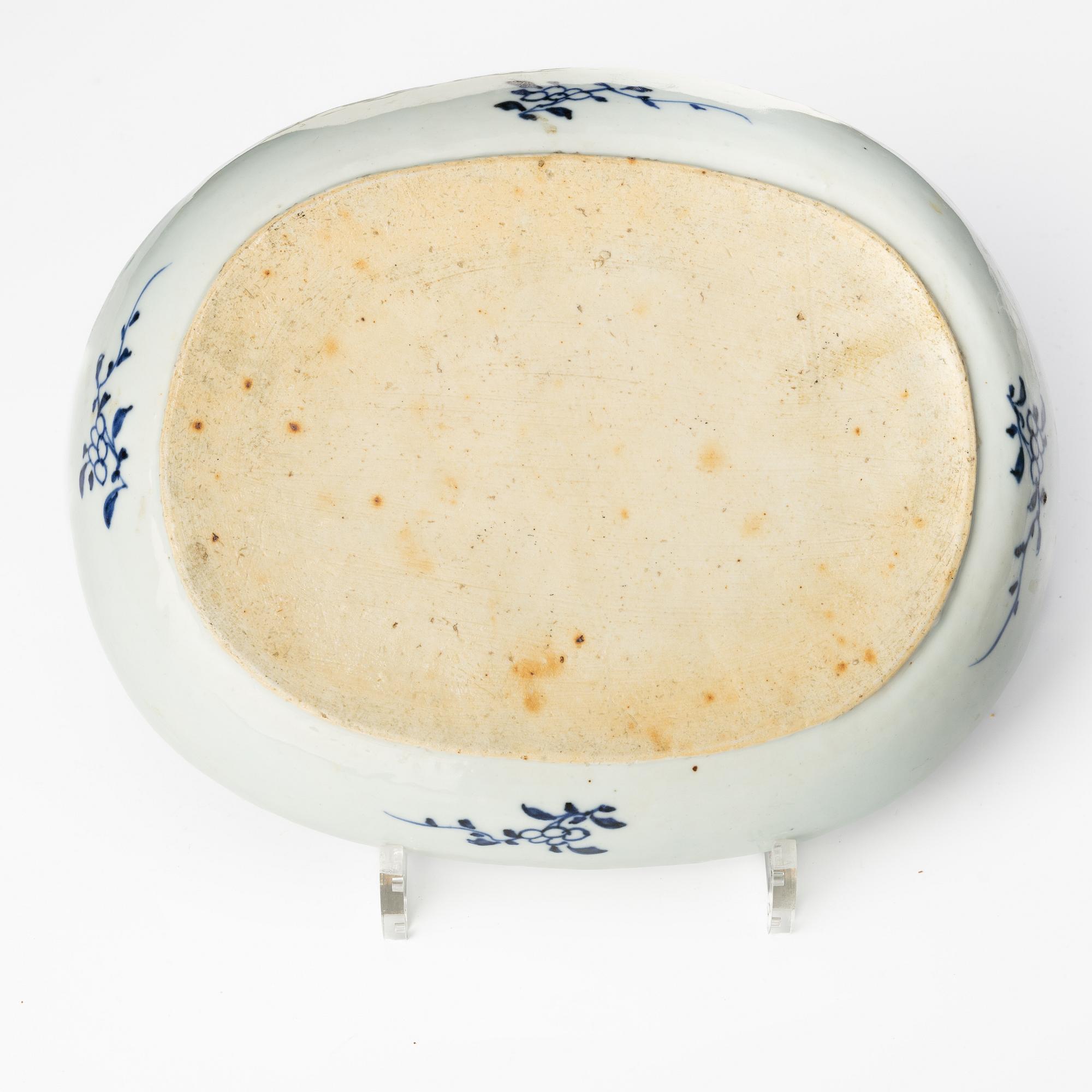 Stekfat, porslin. Qingdynastin, Qianlong (1736-95).