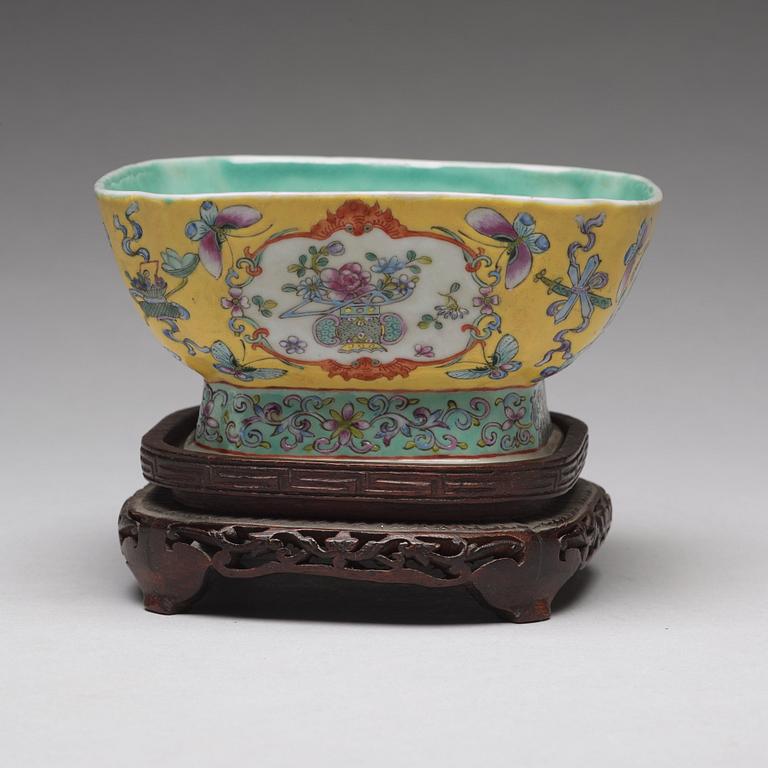 A famille rose bowl, Qing dynasty, circa 1900.