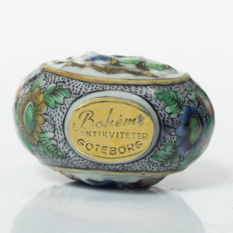 Fat, koppar, två stycken samt snusflaska, porslin. Qingdynastin, 1700/1800-tal.