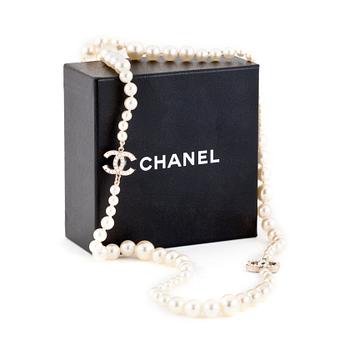 650. CHANEL, a decorative pearl necklace.