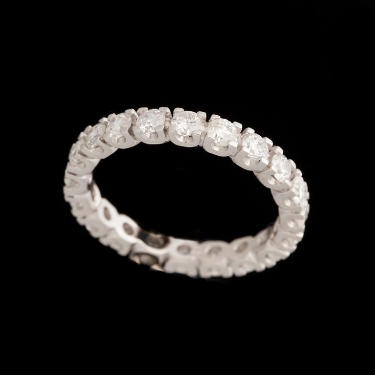 ALLIANSRING, 18K vitguld, briljantslipade diamanter tot. ca 1,30 ct. Vikt 2,6 g.