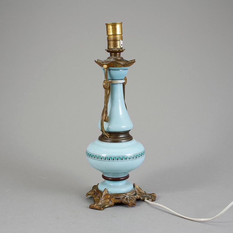 BORDSLAMPA, sannolikt Baccarat, 1800-talets sista kvartal.