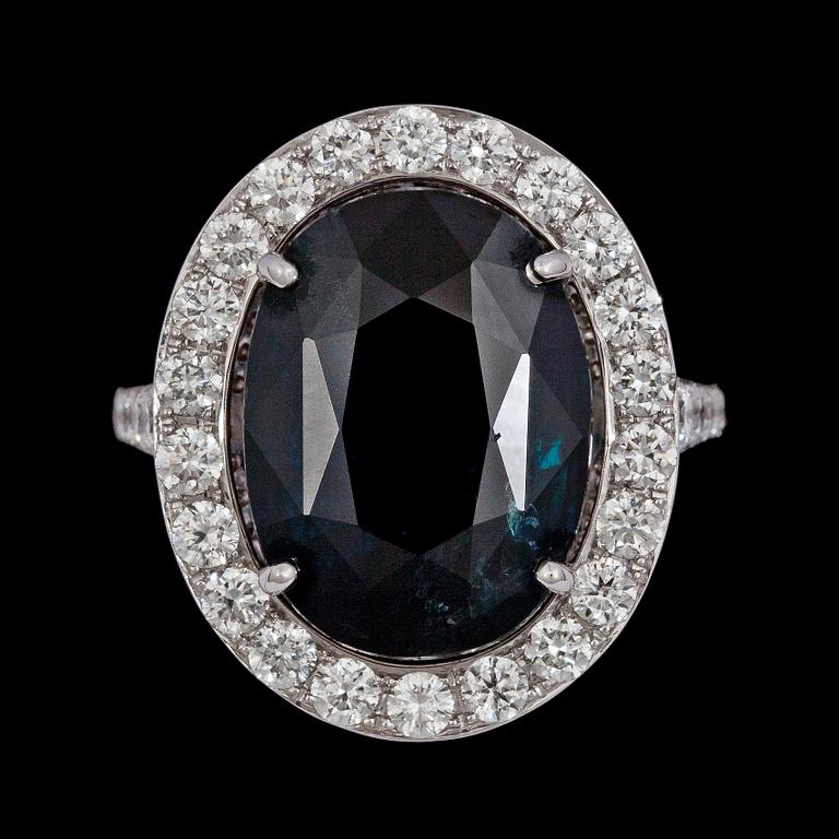 A blue sapphire, 10.82 cts, and brilliant cut diamond ring, tot. 1.64 cts.