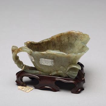 KOPPAR, tre stycken, bl.a. nefrit. Kina.