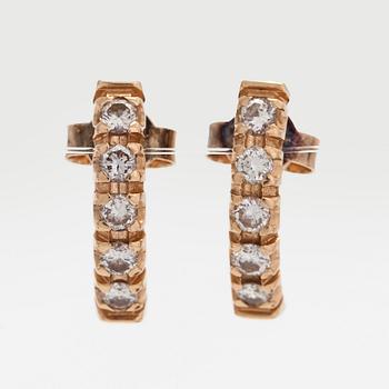 Örhängen, 14K guld och briljantslipade diamanter.