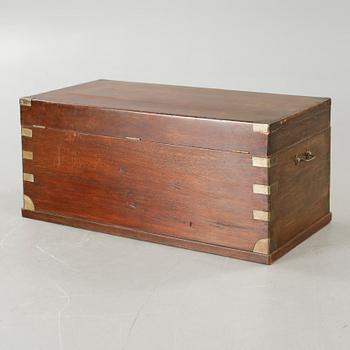 KOFFERT / KISTA, engelsk stil, omkring sekelskiftet 1900.