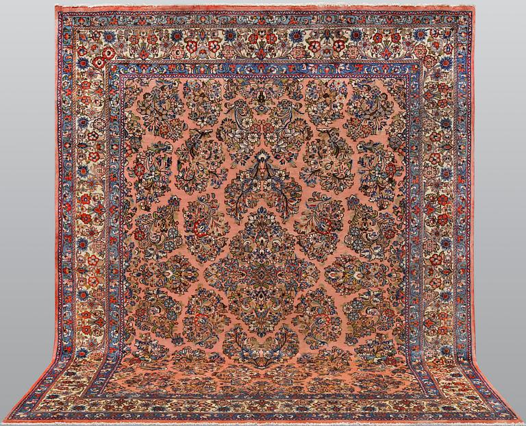 A Sarouk carpet, ca 258 x 210 cm.