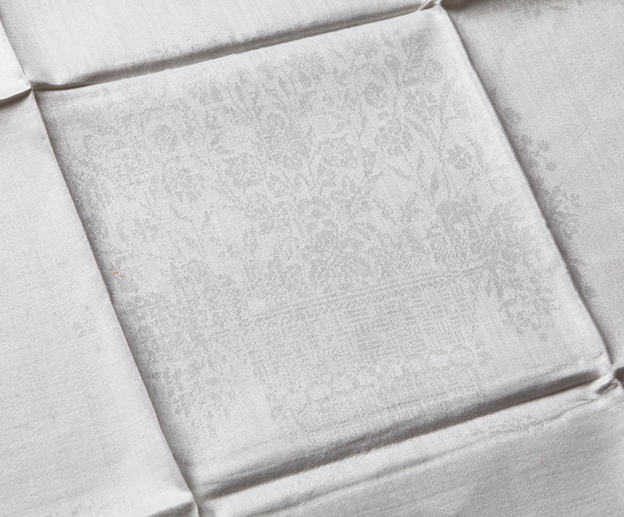 A TABLE CLOTH AND NAPKINS, 24 pieces, linen damask, the table cloth is dated 1827, ca 560-567 x 207,5 cm, Sweden 1827.