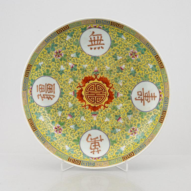 A large Chinese porcelain enamelled dish, late Qing dynsaty / Republic.