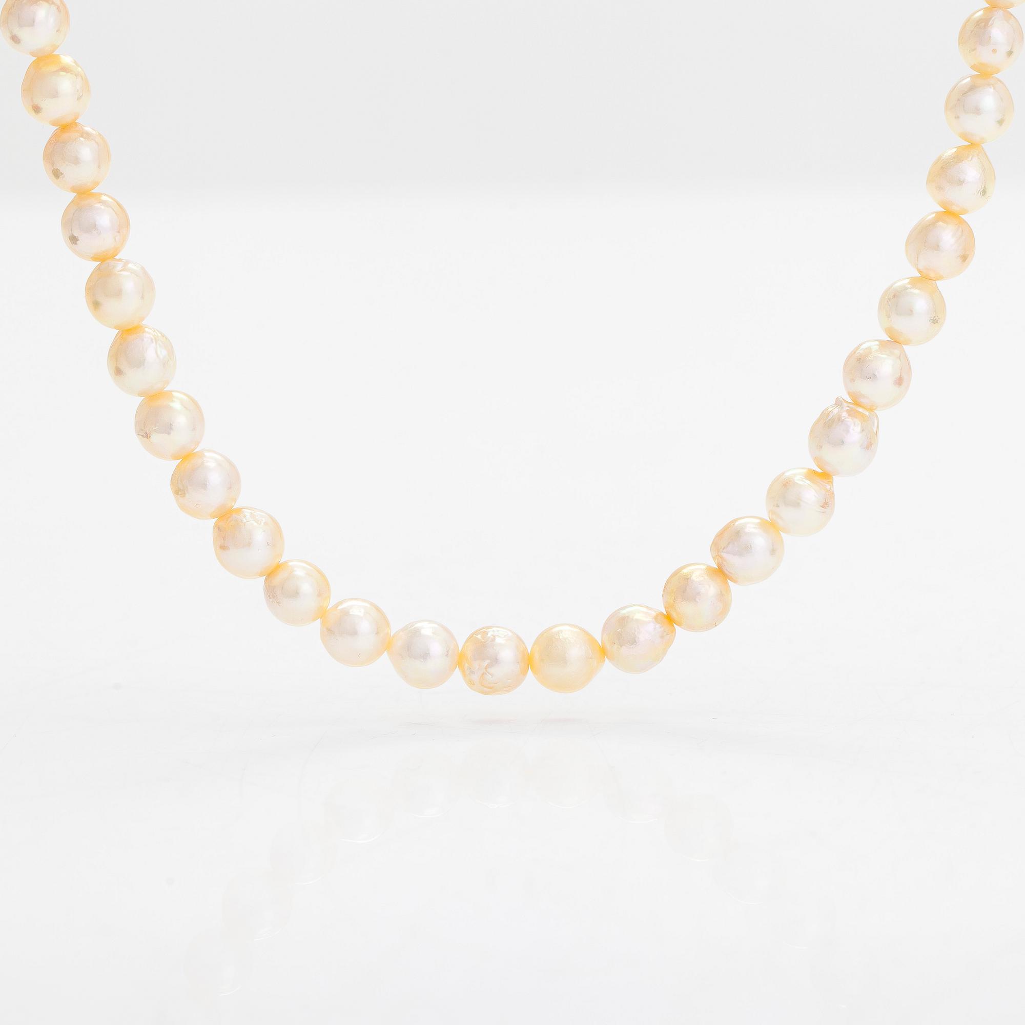 A set of cultured pearl necklace and bracelet, clasps in 18K gold. Italy.