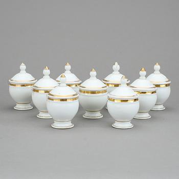 CRÉMEKOPPAR MED LOCK, 9 st, porslin, 1800-talets första hälft.