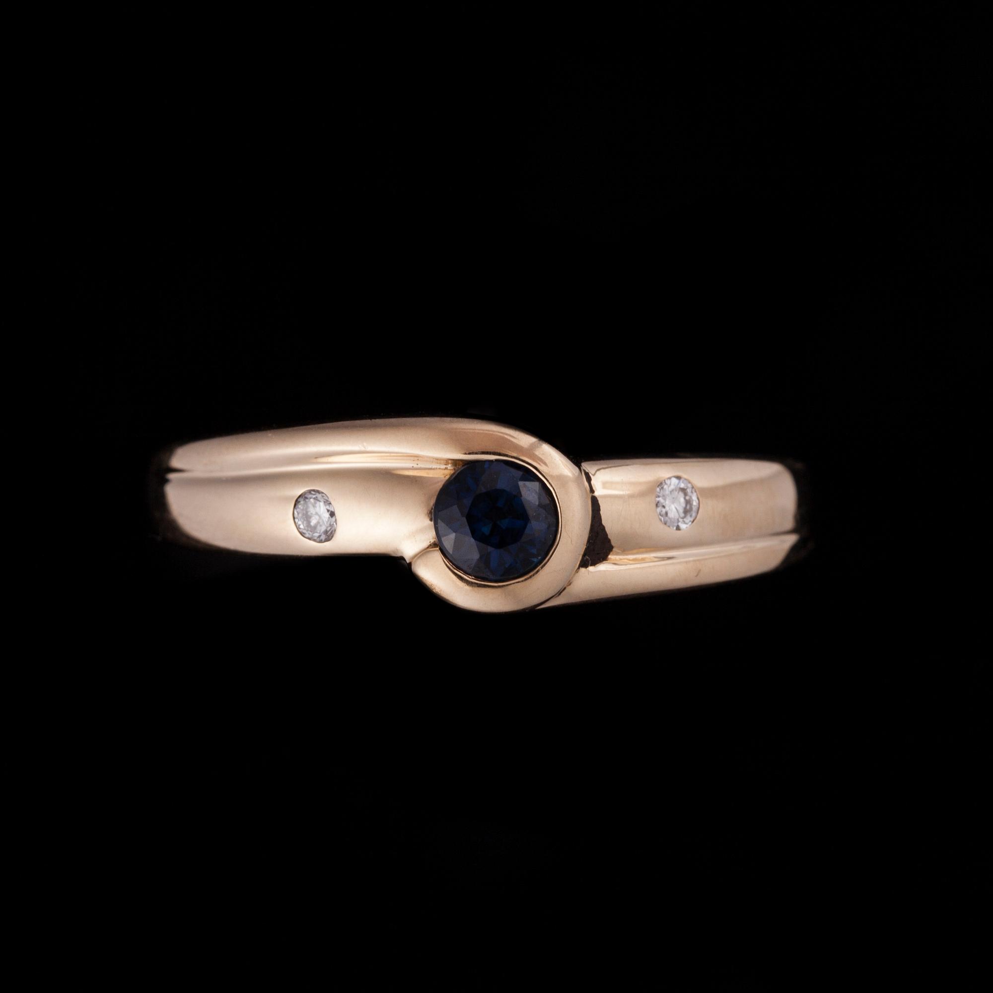 RING, 14K guld, 2 små diamanter, safir. Vikt 3,9 g.