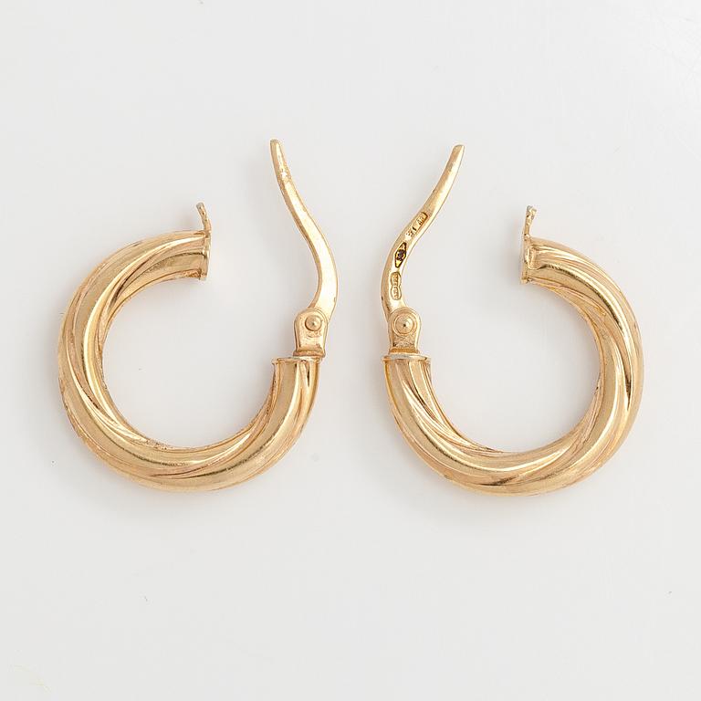 A pair of 14K gold earrings. Unoaerre.