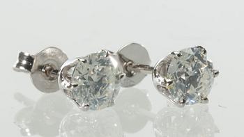 ÖRHÄNGEN, 14 k vitguld med briljantslipade diamanter, totalt ca 1.30 ct. Vikt ca 1,2 g.