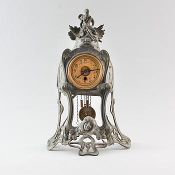 BORDSPENDYL, vitmetall, jugend, omkring år 1900.