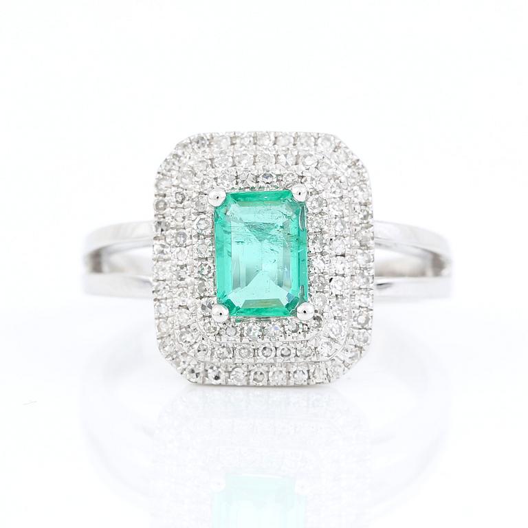 RING, 18K vitguld med smaragd ca 1,35 ct och små diamanter tot ca 0,28 ct. Vikt 5,8 g.